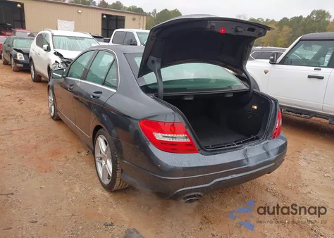 2013 Mercedes-Benz C 250 Sport z USA, uszkodzony, nr VIN WDDGF4HB9DR273388